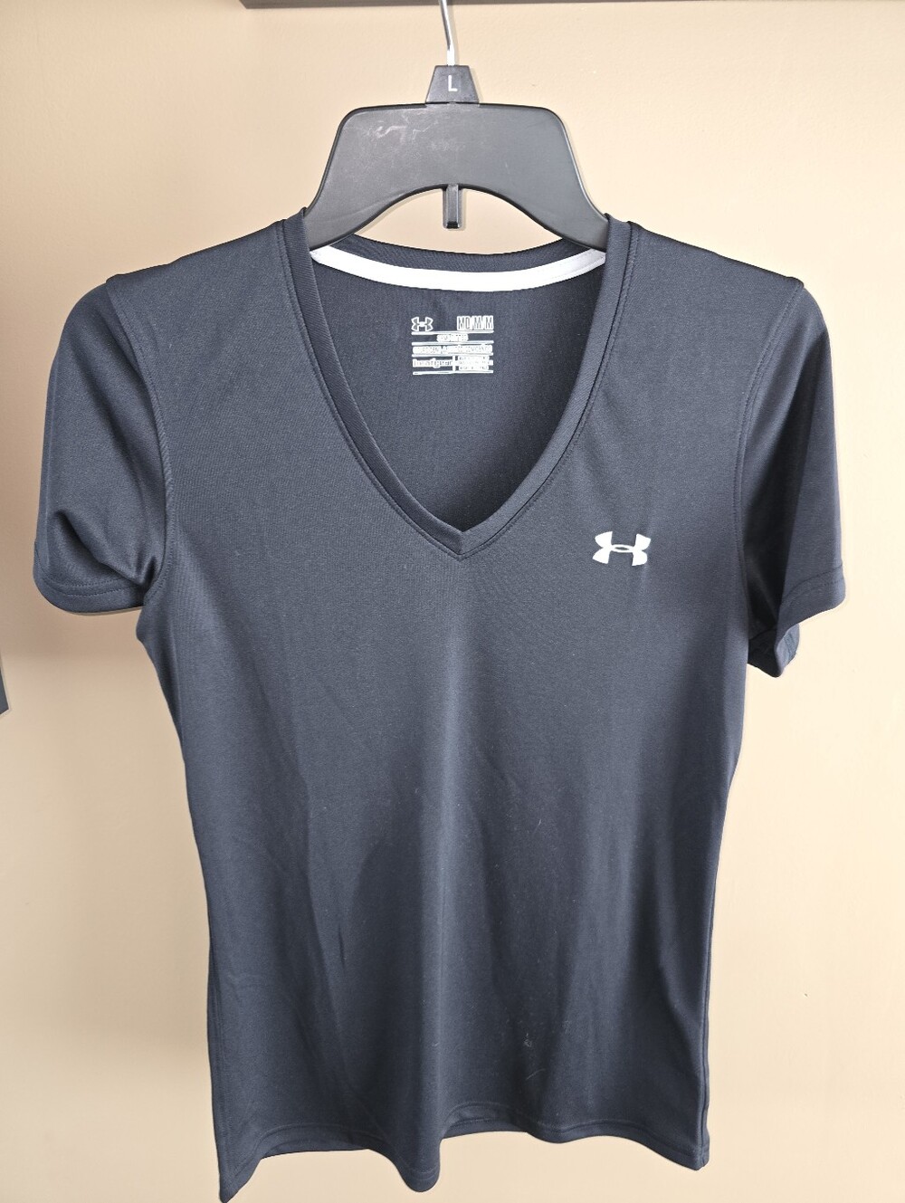 Under Armour Women's Black V-Neck Heat Gear Tee Shirt with White Logo. Medium.